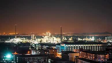 8K实拍化工厂化工生产工业夜景延时摄影视频的预览图